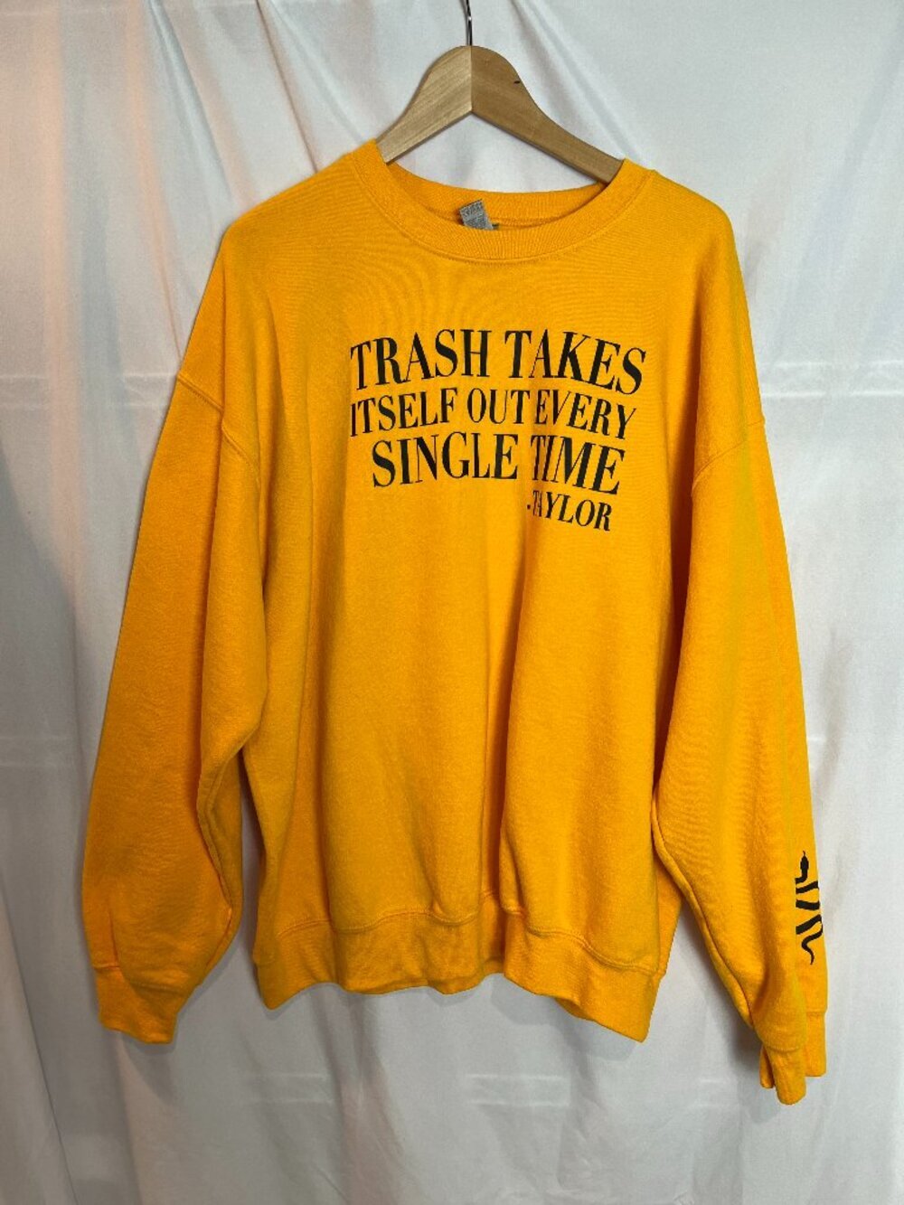 Women's Gold Gildan HvyWt Graphic T, Size XL